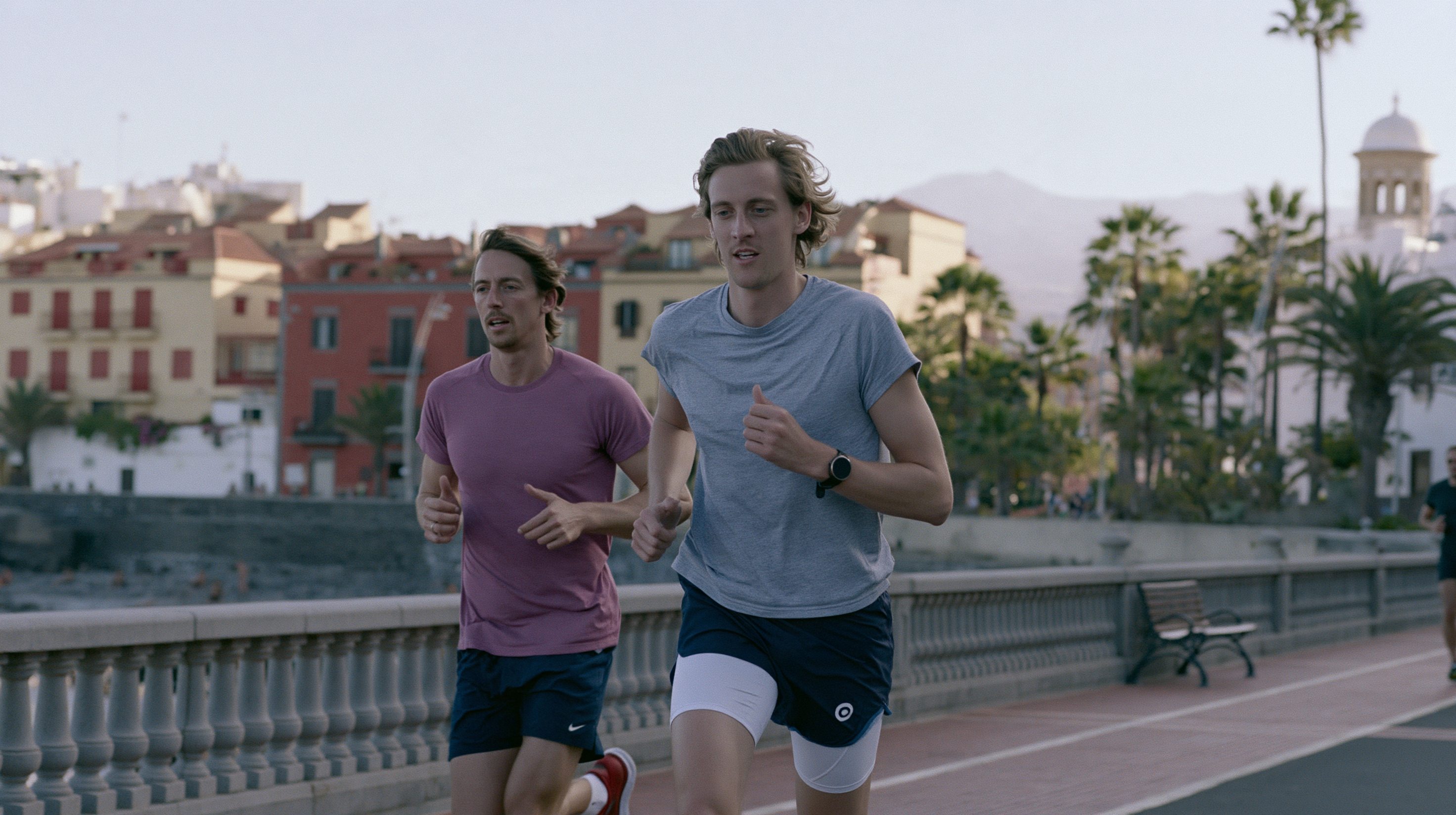 Zwei Läuferinnen bei einem gemeinsamen Trainingslauf